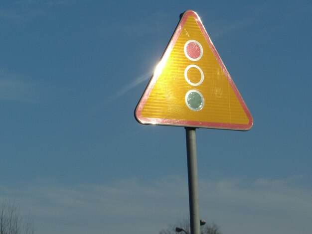 Photo low angle view of road sign against sky