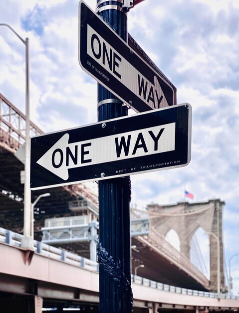 Photo low angle view of road sign against sky