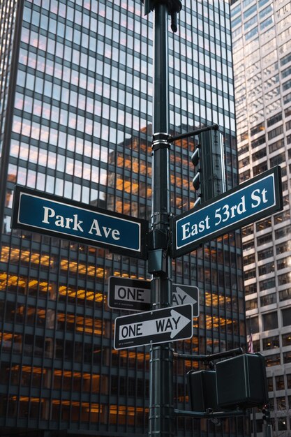 Photo low angle view of road sign