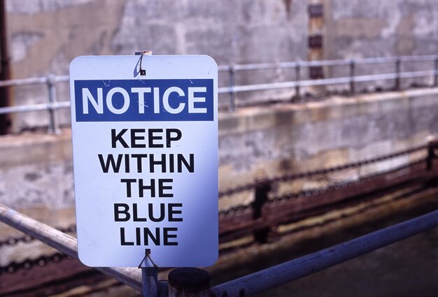 Photo low angle view of road sign