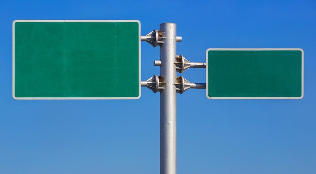 Photo low angle view of road signal against blue sky