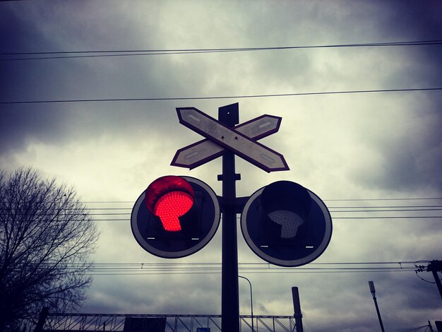 Photo low angle view of road signal against sky