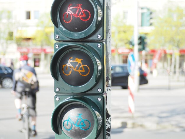 Photo low angle view of road signal in city