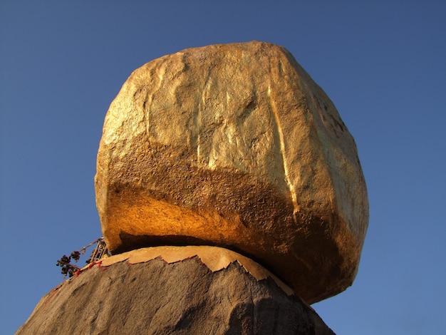 Photo low angle view of rock against clear sky