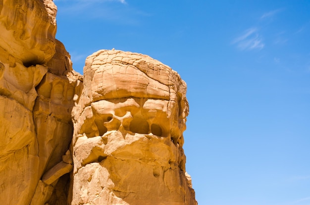 Photo low angle view of rock formation against blue sky