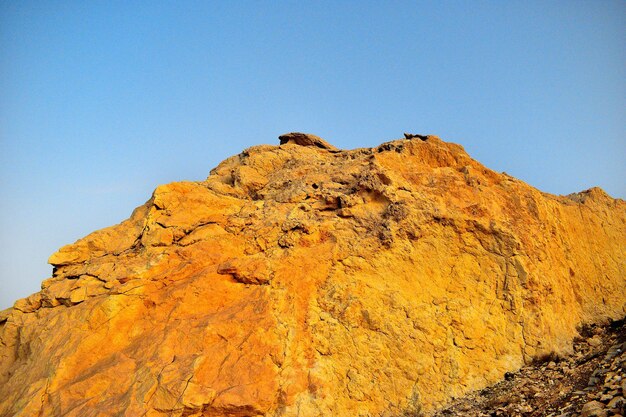 Foto vista a basso angolo della formazione rocciosa contro un cielo blu limpido