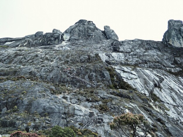 Foto vista a basso angolo della formazione rocciosa contro un cielo limpido