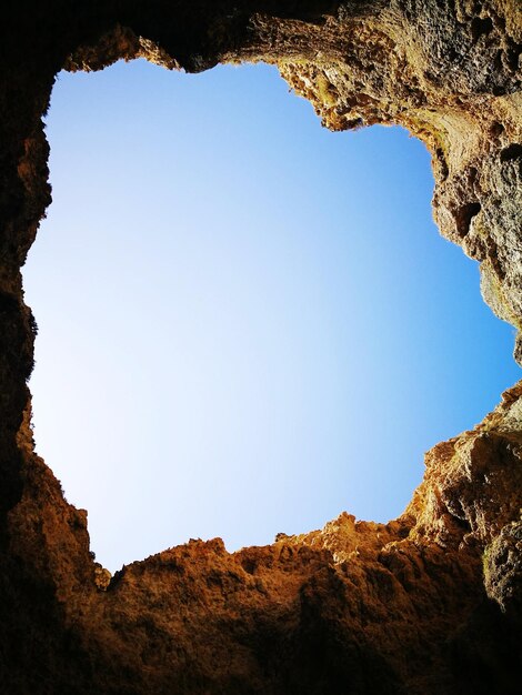 Photo low angle view of rock formation against clear sky