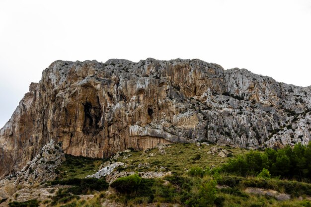 Foto vista a basso angolo della formazione rocciosa contro un cielo limpido