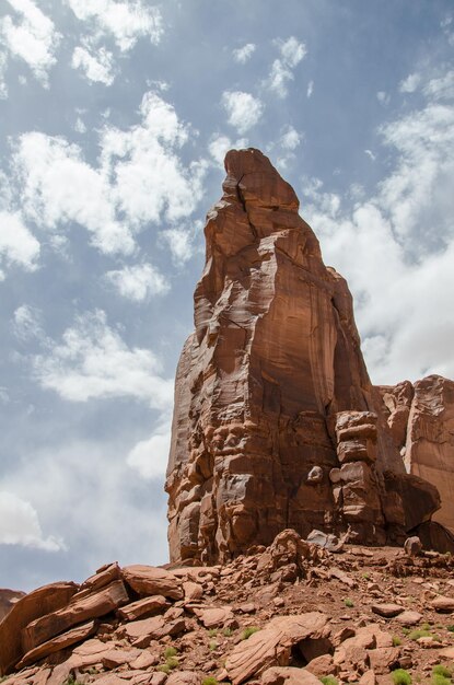 Photo low angle view of rock formation against cloudy sky