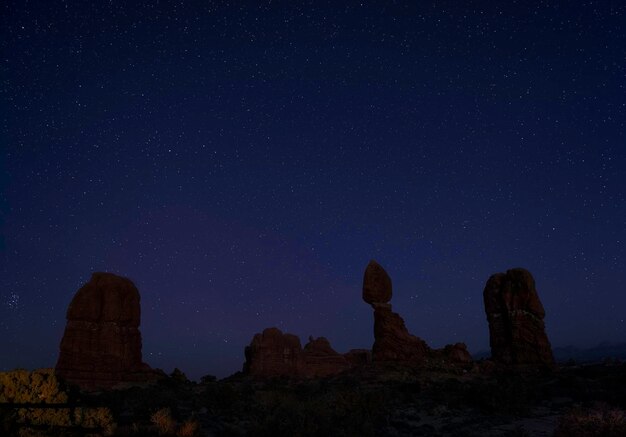 Foto vista a basso angolo della formazione rocciosa contro il cielo notturno