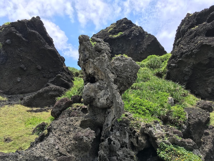 Photo 空に照らされた岩の形成の低角度の視点