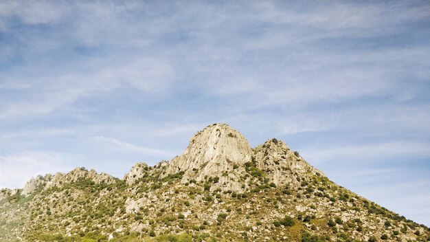 Foto vista a basso angolo della formazione rocciosa contro il cielo