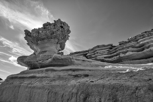 Photo low angle view of rock formation against sky