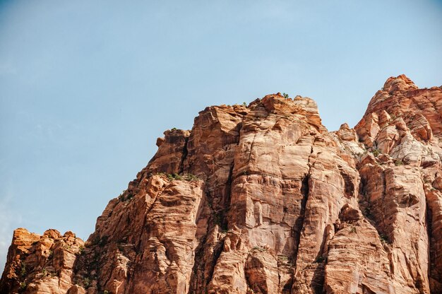 Photo low angle view of rock formation against sky