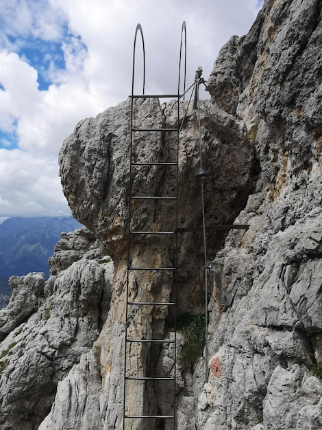 Foto vista a basso angolo della formazione rocciosa contro il cielo