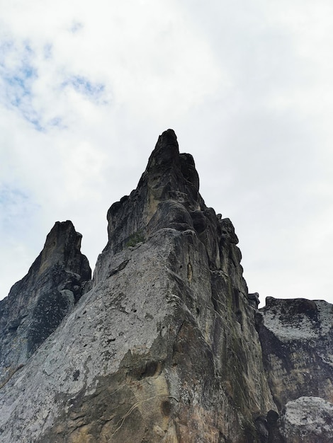 Photo low angle view of rock formation against sky