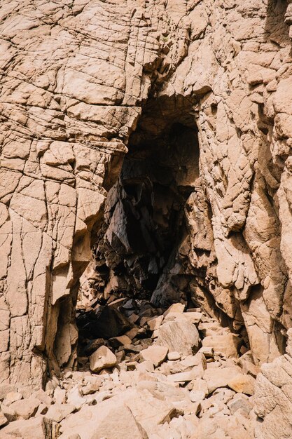 Photo low angle view of rock formation in cave