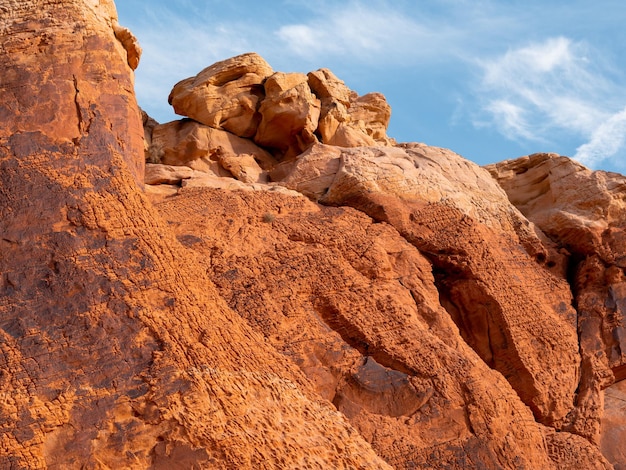 Photo low angle view of rock formation on land against sky