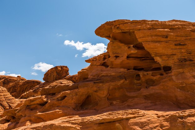 Photo low angle view of rock formation