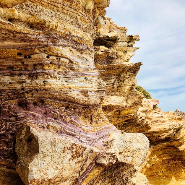 Foto vista a basso angolo della formazione rocciosa