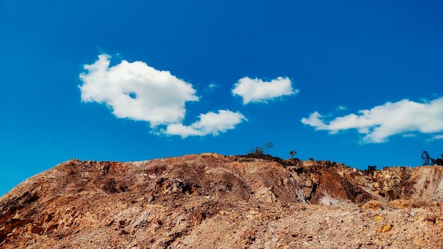 Foto vista a basso angolo delle formazioni rocciose contro il cielo blu