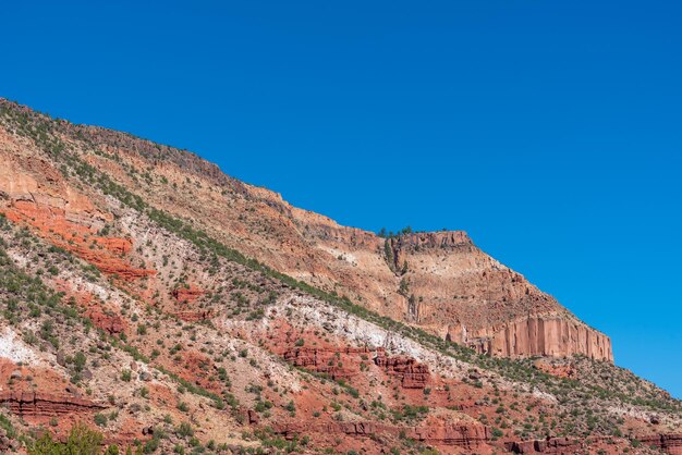 Foto vista a basso angolo di formazioni rocciose contro un cielo blu limpido