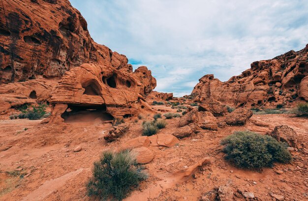 Photo low angle view of rock formations against sky