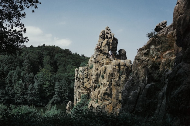 天空を背景にした岩層の低角度の景色