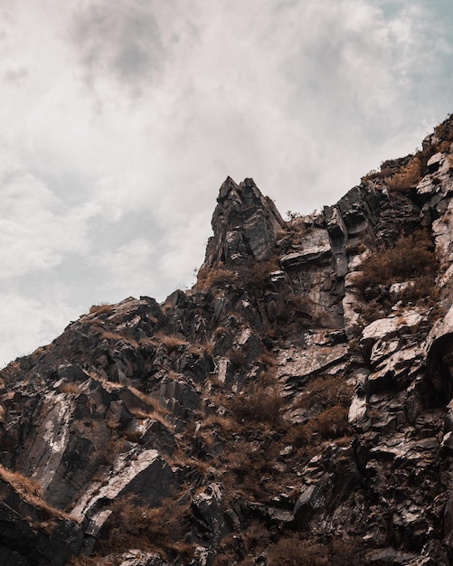 Photo low angle view of rock formations against sky