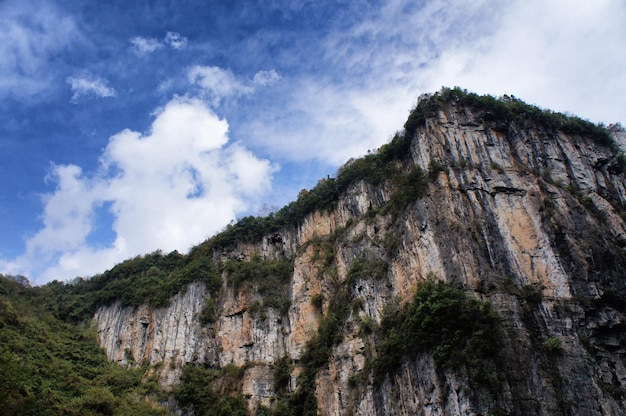 Photo low angle view of rock formations against sky