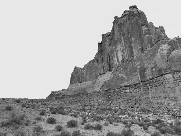 Foto vista a basso angolo delle formazioni rocciose contro il cielo