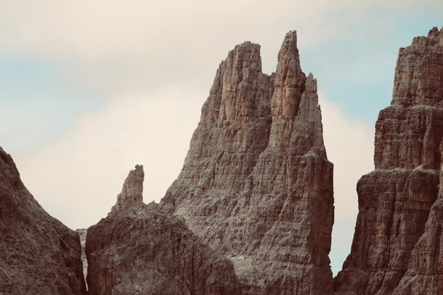 Photo low angle view of rock formations