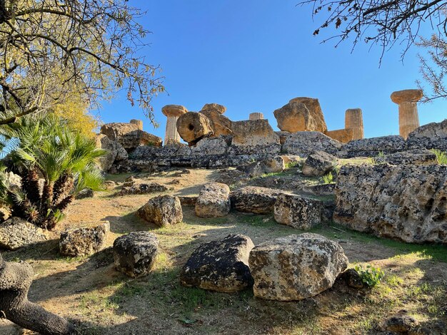 Foto vista a basso angolo delle formazioni rocciose