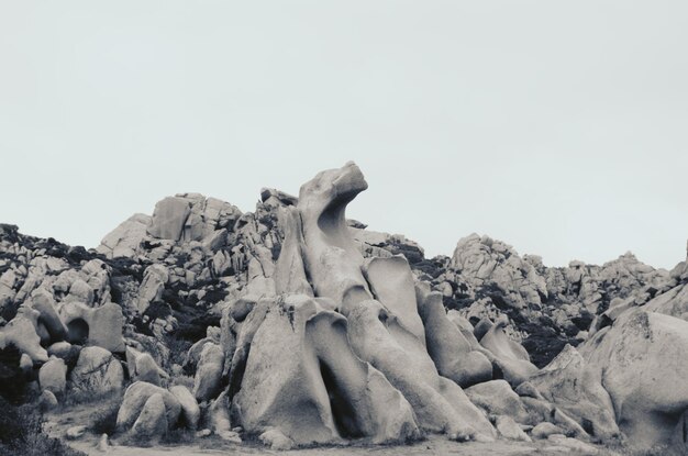 Photo low angle view of rock formations