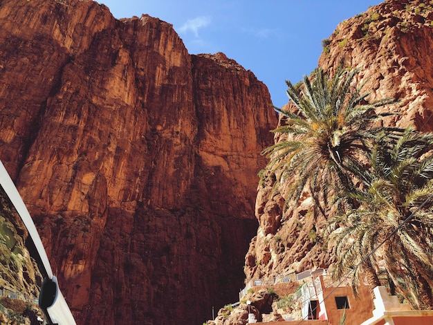 Foto vista a basso angolo delle formazioni rocciose