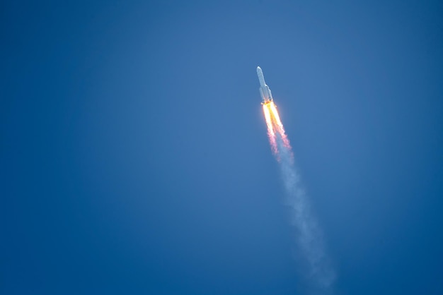 Photo low angle view of rocket against clear blue sky