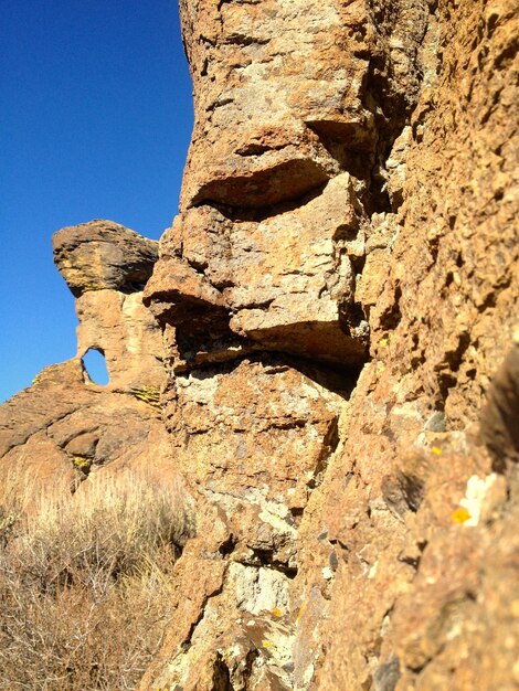 Foto vista a basso angolo delle rocce contro il cielo blu