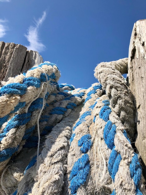 Foto vista a basso angolo delle rocce contro il cielo blu