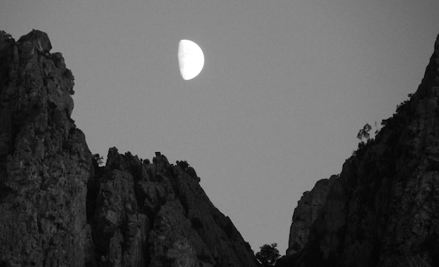 Photo low angle view of rocks against clear sky