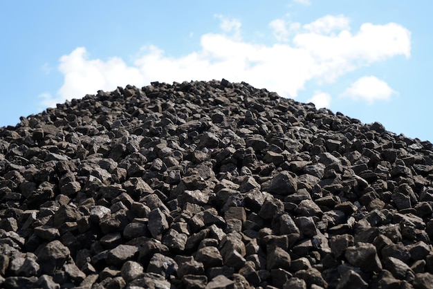 Foto vista a bassa angolazione delle rocce contro il cielo