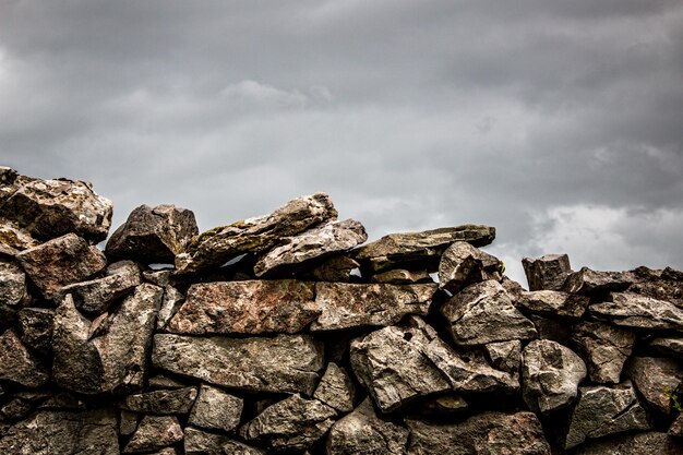 Photo low angle view of rocks against sky