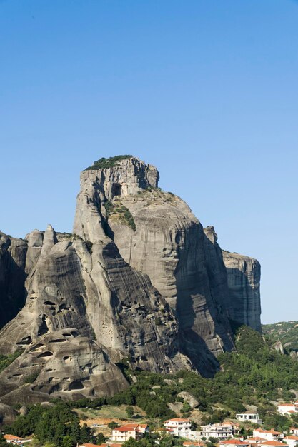 Photo low angle view of rocky mountain against clear blue sky