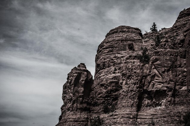 Foto vista a bassa angolazione della montagna rocciosa contro le nuvole