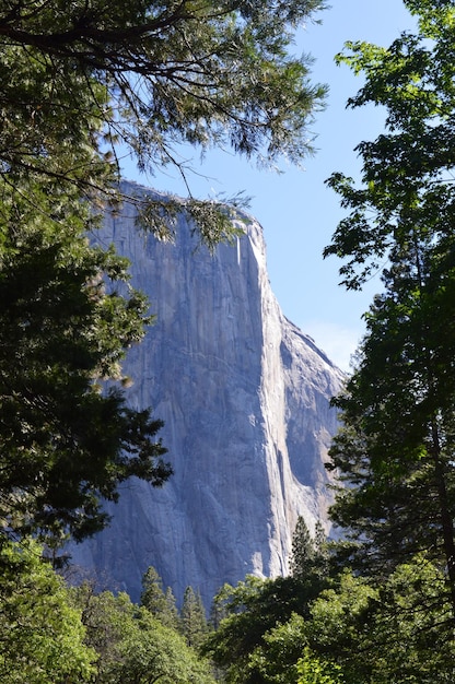 Photo low angle view of rocky mountain against sky