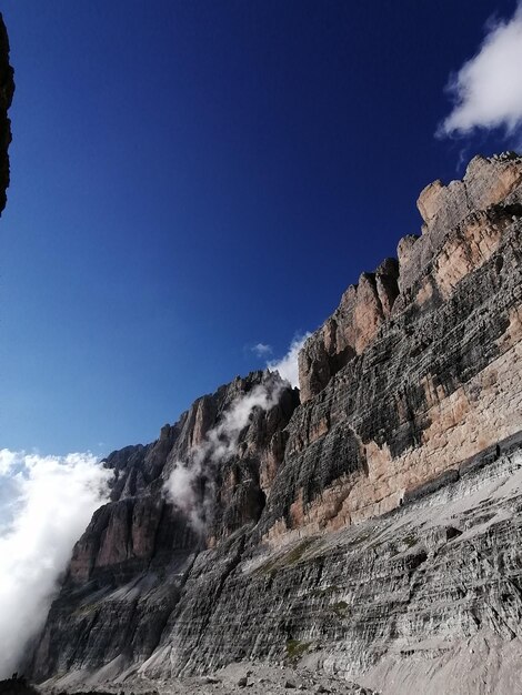 Foto vista a basso angolo delle montagne rocciose contro il cielo blu