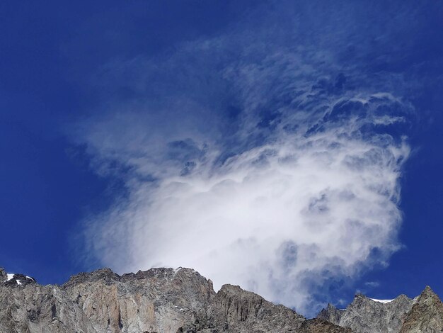 Photo low angle view of rocky mountains against blue sky