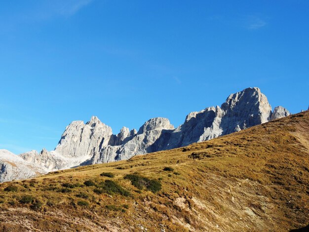 Foto vista a basso angolo delle montagne rocciose contro un cielo blu limpido