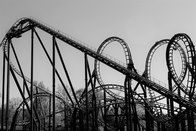 Photo low angle view of rollercoaster against sky