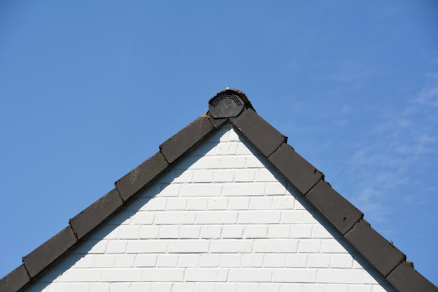 Photo low angle view of roof against blue sky